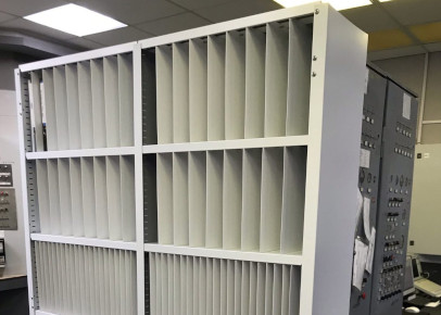 Металлический стеллаж для карт рабочих процессов