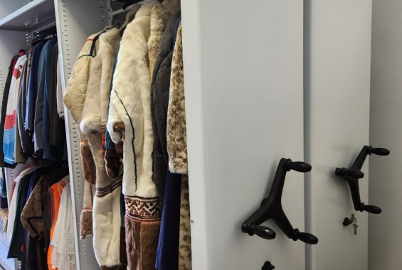 мобильный стеллаж для одежды в музее