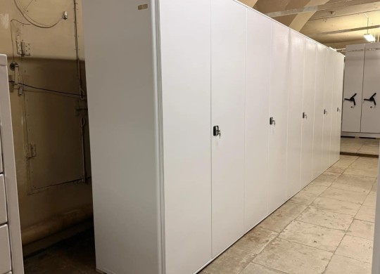 Стационарные шкафы с дверями и штангами