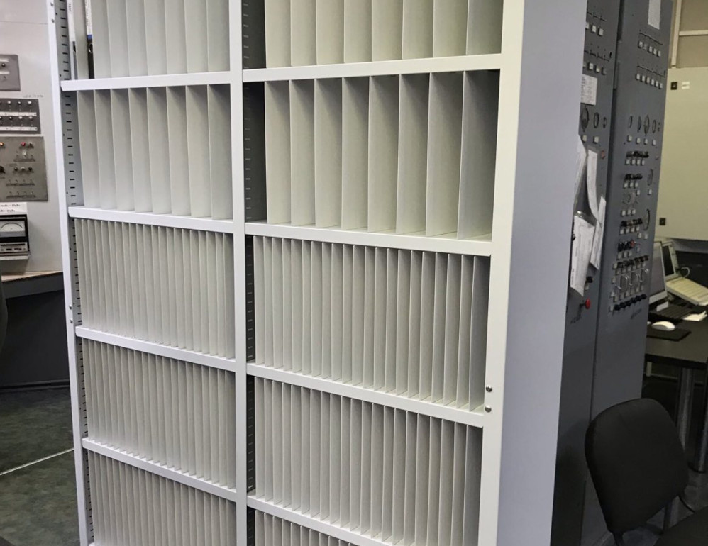 Стеллажи с узкими вертикальными ячейками для документов