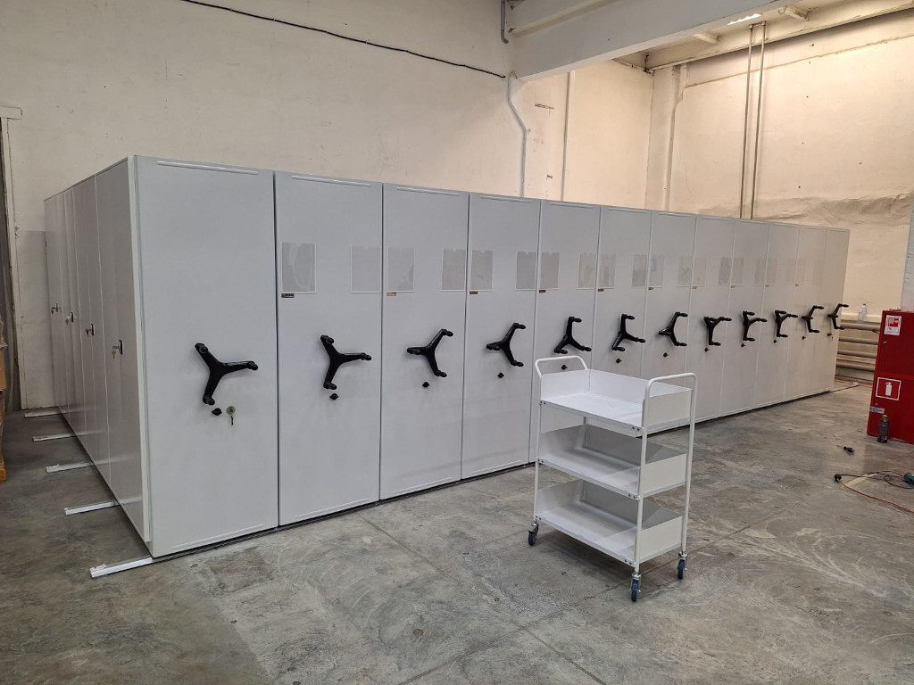 Архивные мобильные стеллажи с дверями