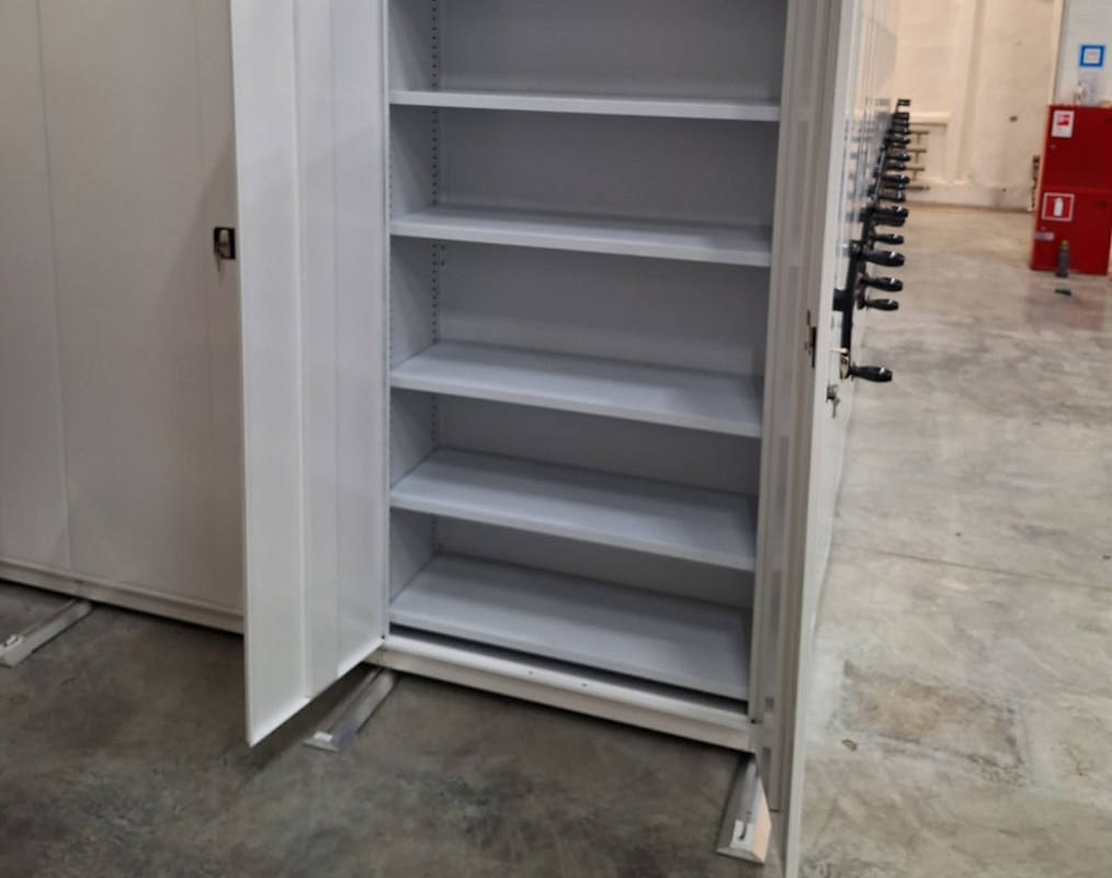 Металлические стеллажи с дверями