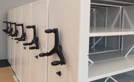 Передвижные стеллажи для архива в офисе