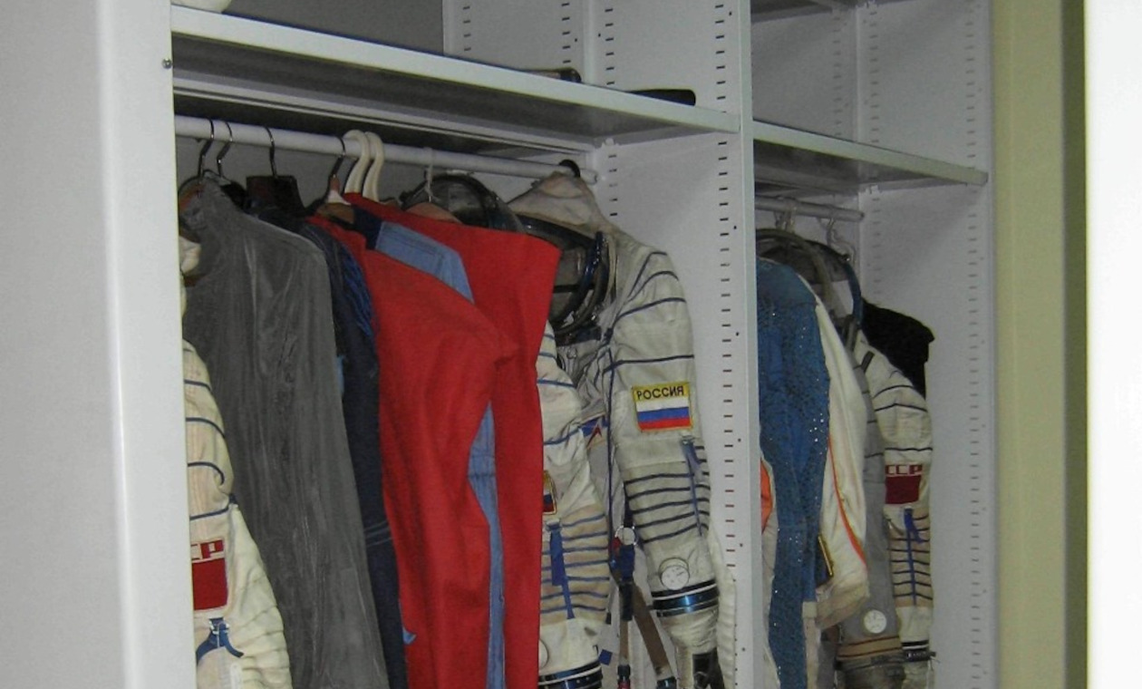 Штанга для хранения одежды